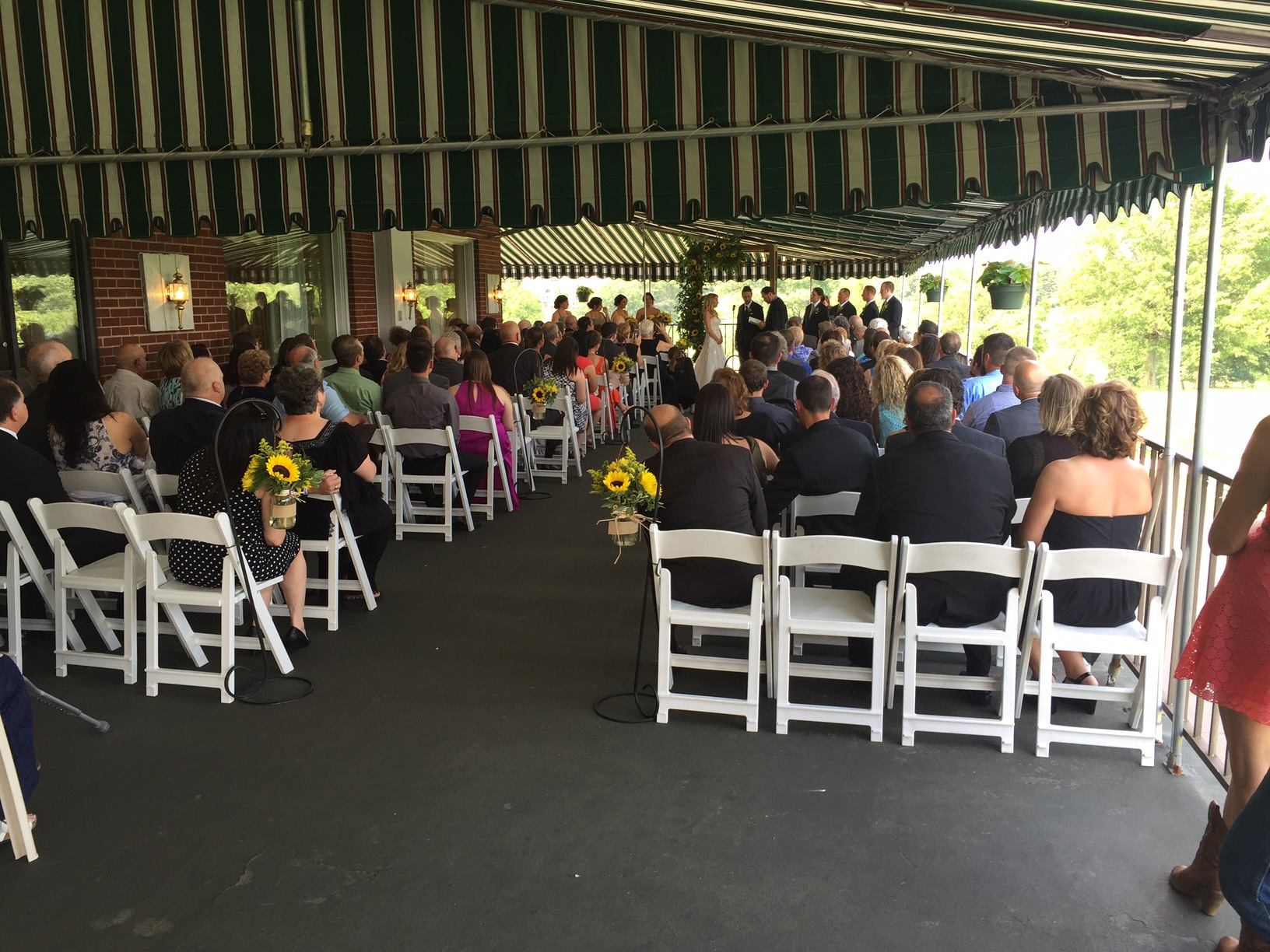 ceremony_with_wedding_chairs